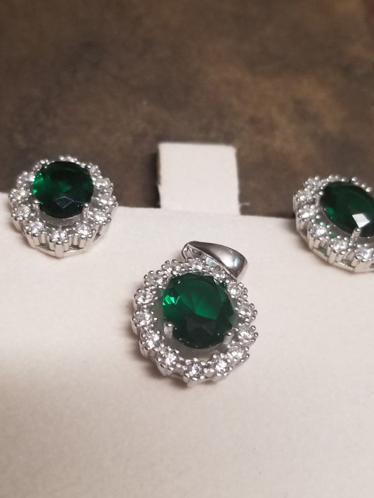 BEAUTIFUL 4CT EMERALD OR 4CT SAPPHIRE EARRINGS WITH MATCHING PENDANT SET