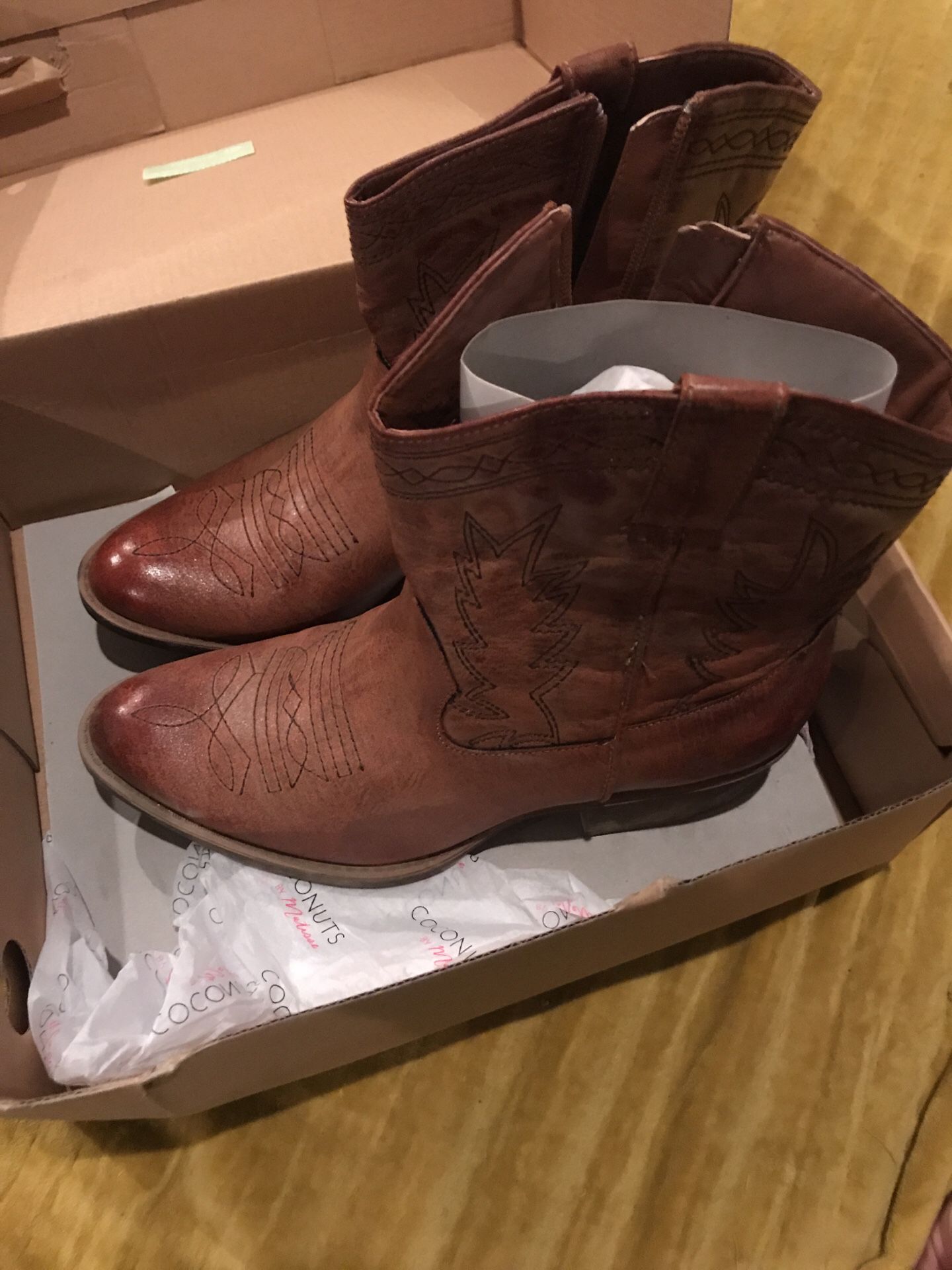 SIZE 8 WOMENS COWBOY BOOTS