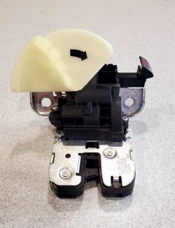 Genuine VW/Audi Trunk Lid Latch
P/N: VW-(contact info removed)05B