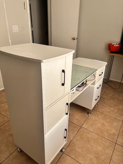 Nail table with chair