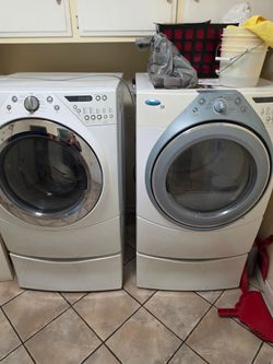 Whirlpool washer/dryer with pedestals
