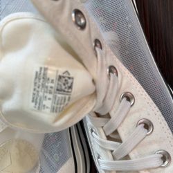 Woman’s Tennis Shoes 