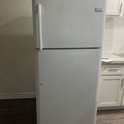 White Frigidaire Refrigerator / Freezer