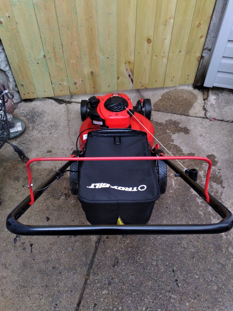 LIKE-NEW Troy-Bilt 21" Inch Push Lawnmower W/Bag And High Rear Wheels
