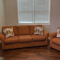 Like New Sofa Set with Decorative Pillows 