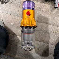 Dyson V12 Vacuum 