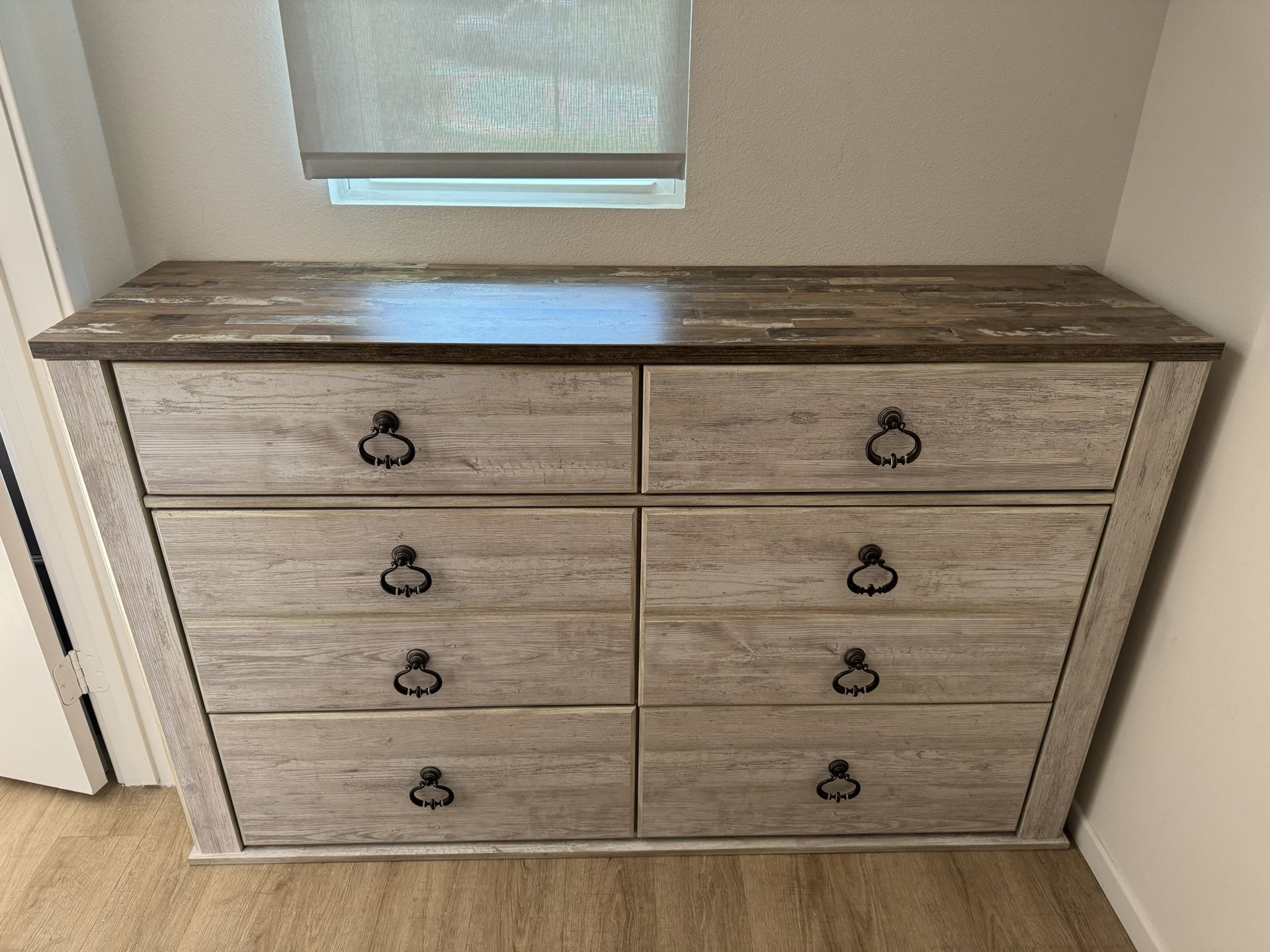 Ashely Furniture Willowyon Collection Dresser 