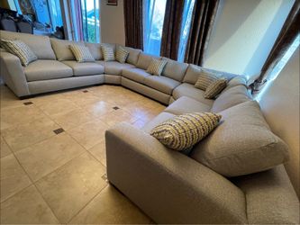 Oversized sectional//big family sectional//livingroom furniture//NO CREDIT NEEDED!!!!