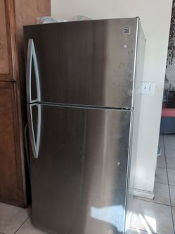 IN VERY GOOD CONDITION REFRIGERATOR!!! IT HAS WATER FILTER AND MAKES ICE CUBES!!!!