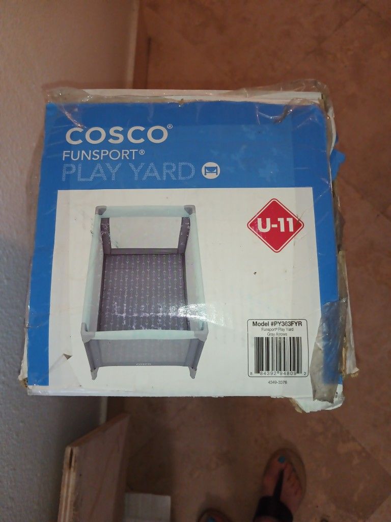 Play Pen . Use Twice Still In A Box Like New. Corral Como Nuevo