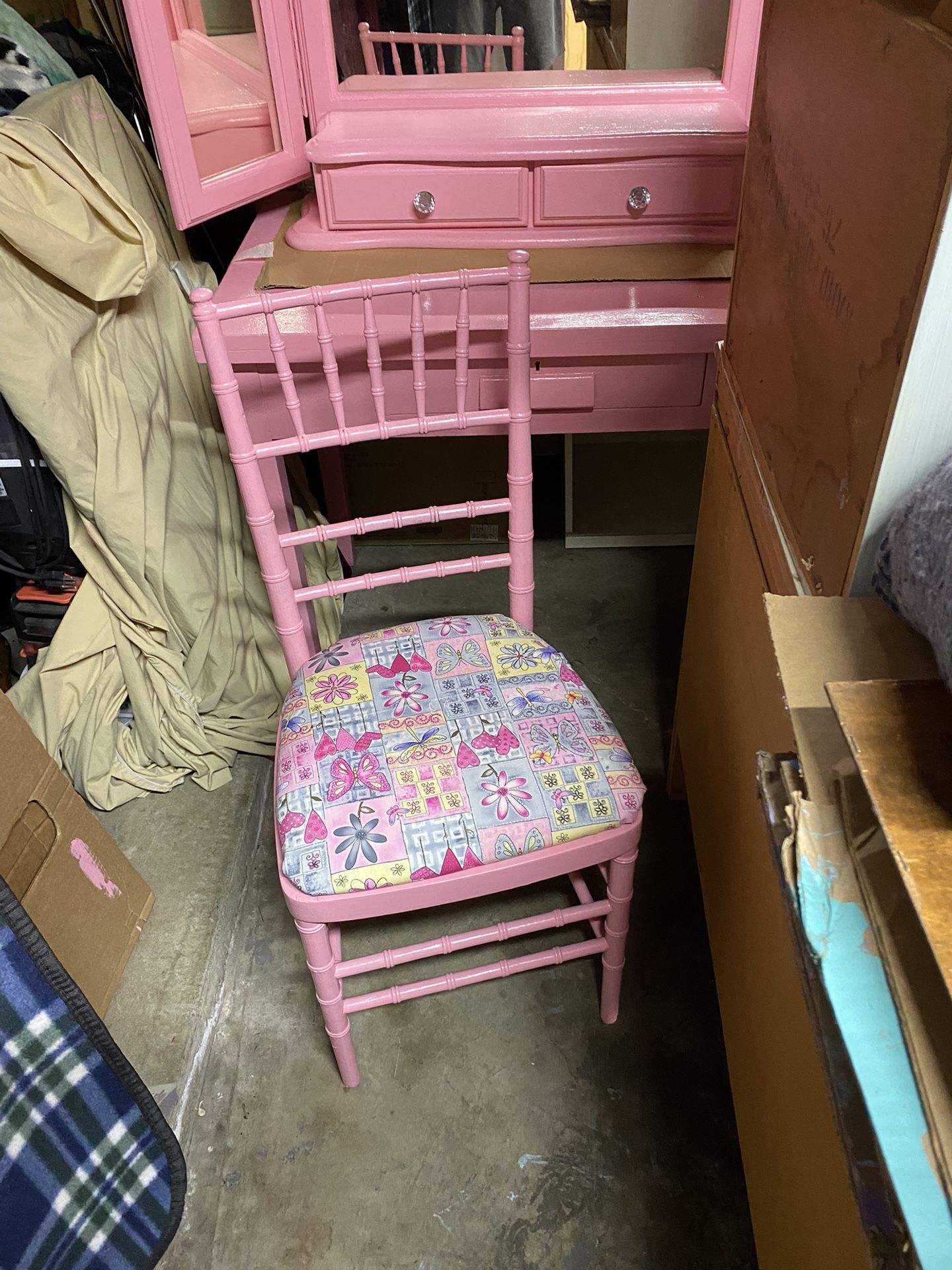 L🩷🩷K!!! Gorgeous 2 Piece Pink Vanity with 3 Way Mirror ~ 51”x36”x81” & Chair, Plus Pink Chair