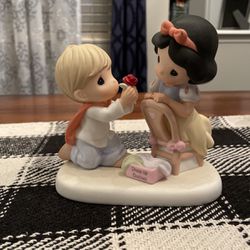 “Precious moments figurine “With a smile and a song Disney”