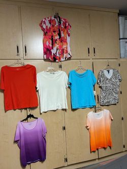 XL, 7 Women’s Short Sleeve Tops Asking $20.00 for All