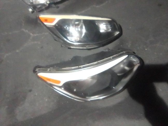 2014-2018 Kia Soul Headlights With Light Bulbs And Accessories Oem.