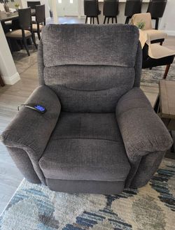 Oversized Power Lift Recliner - Like New
