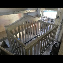 Crib With Matching Diaper Changing Table 