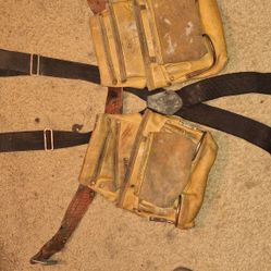 Professional 8 pocket tool pouch complete with suspenders.