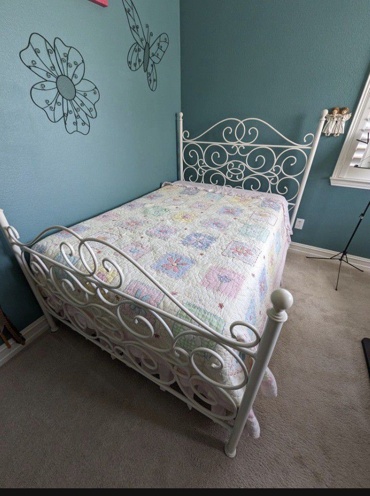 Bombay Metal Frame Queen Bed (w/o Linens)