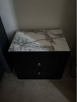 2 nightstands