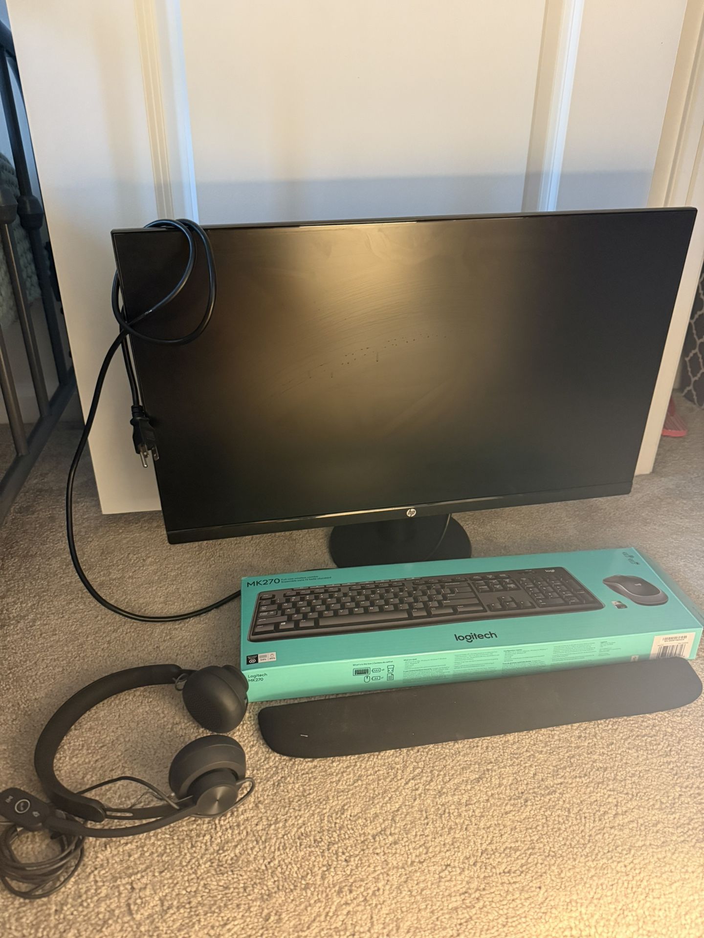 Monitor, Keyboard, Mouse, Wrist Rest