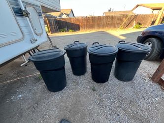 Rubbermaid 32 gallon Plastic Wheeled Trash Can