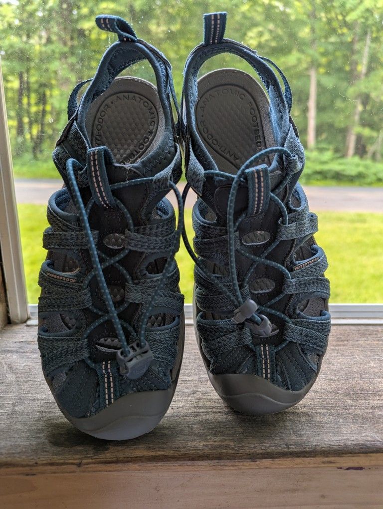 Women's Keen 8.5