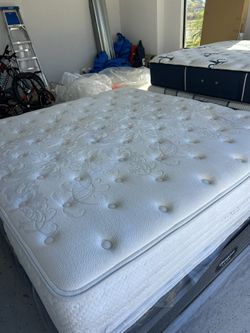 King High end mattress was in spare room retail is $2,400 Your Price only $475 i can deliver   Retail $2,400 Your Price $475 