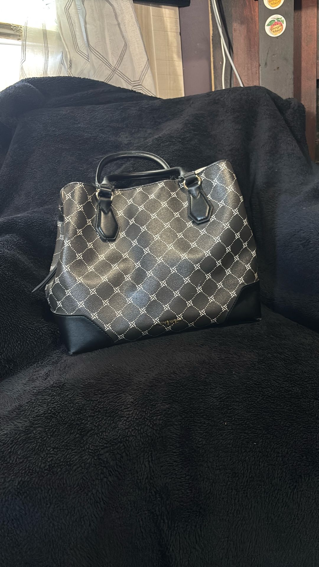 A stylish Nine West black handbag 