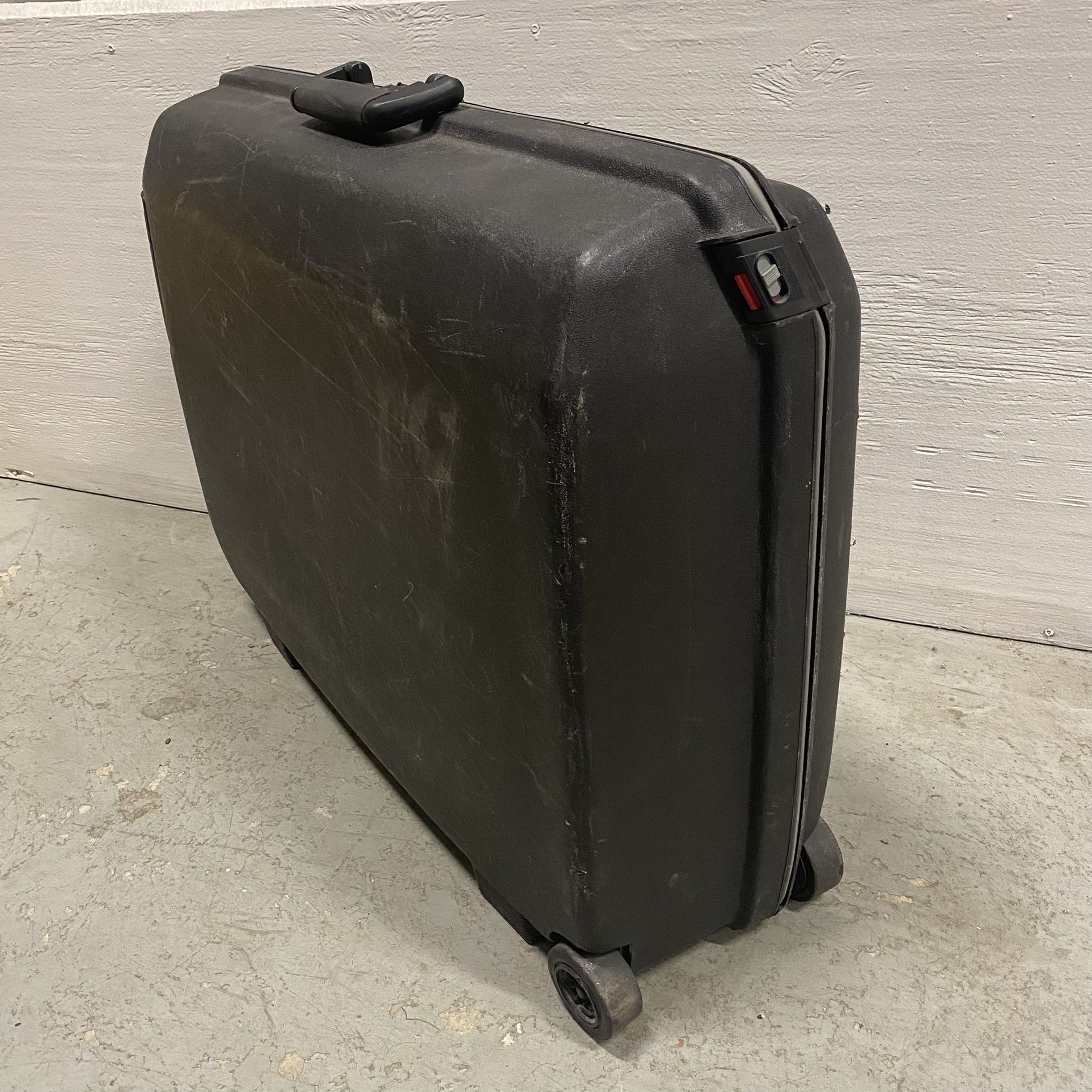 Vintage Samsonite Black Oyster GLS Hard Shell 30” Rolling Suitcase Luggage, Locking, 1990. Good pre-owned condition. They don’t make them this stur