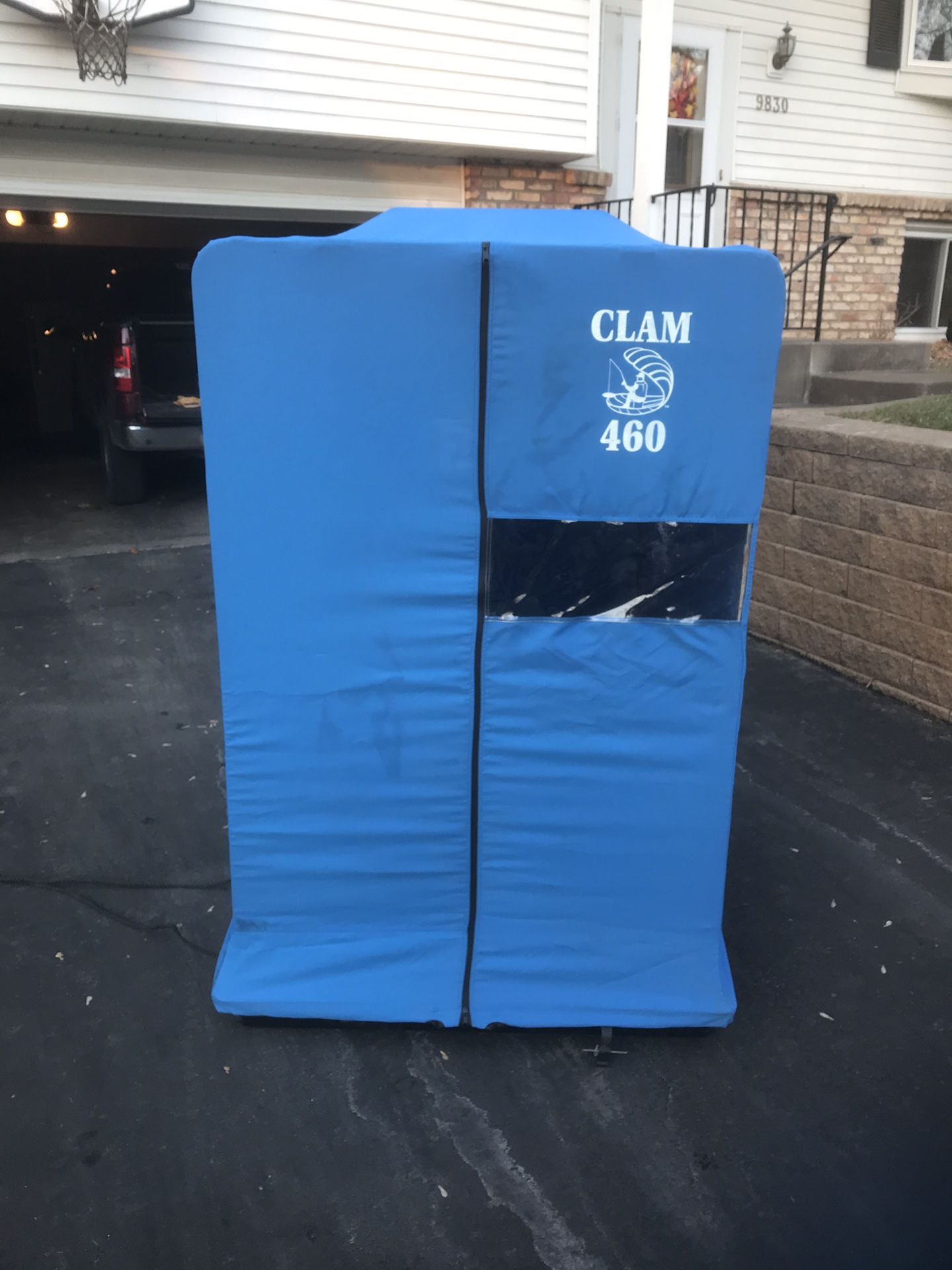 CLAM 460 Portable ice fishing house