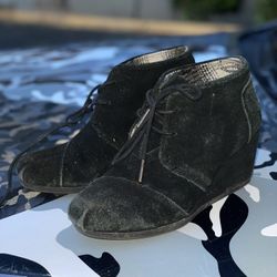TOMS Black Velvet Suede Desert Wedge Heel Boot Ankle Lace Up Women’s 5.5