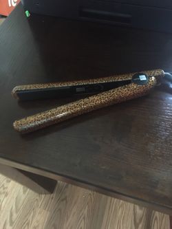 Stylehouse gold leopard straightener