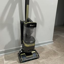 Shark Vacuum (Lift Away)