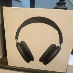 Black airpod maxes