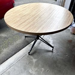 Beautiful Round dining table, very stable and perfect size for any room.