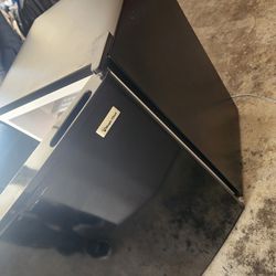 Magic chef  mini fridge black color