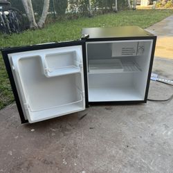 Sunbeam mini fridge 