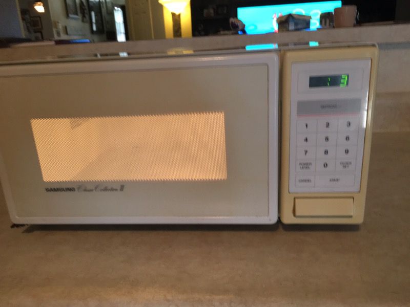 Samsung Classic Collection II Microwave-Dorm/Office/Small Kitchen size