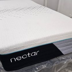 LIKE NEW! Nectar Premier Hybrid Twin XL Mattress - Delivery Available
