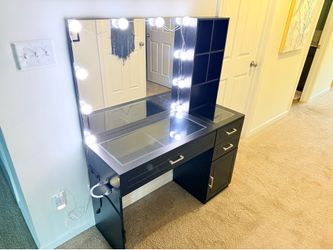 Vanity Makeup Desk w/ lights