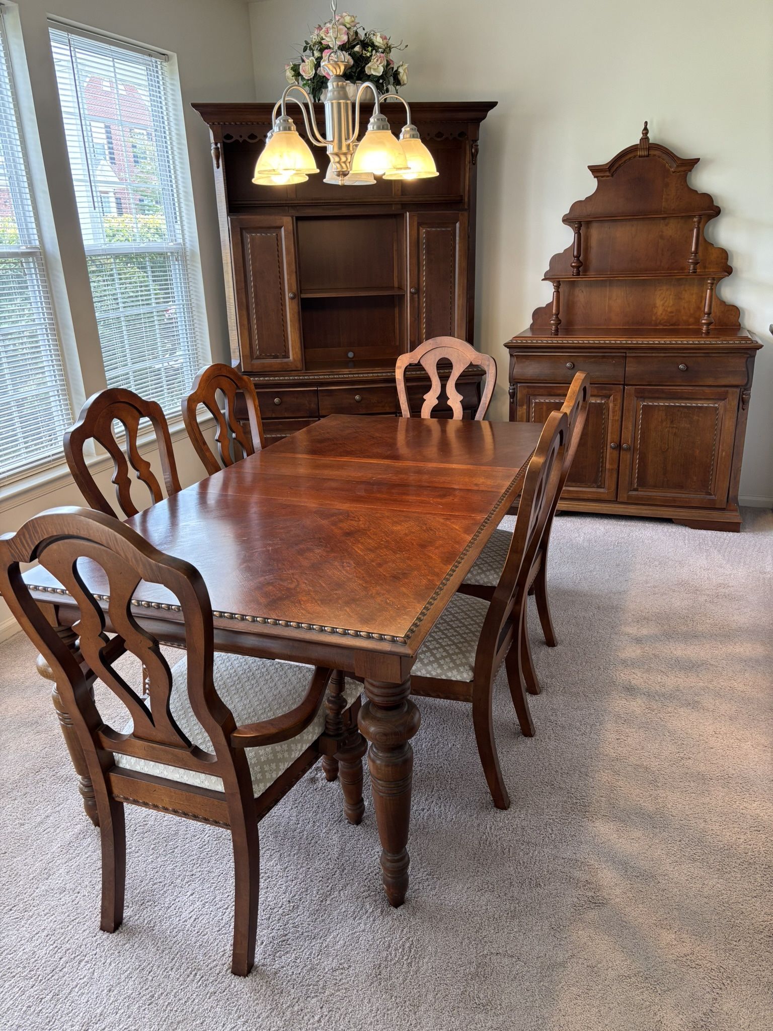 Fine Vintage Broyhill Sutter Street Collection Furniture Dining Room Set, 11 pieces, excellent condition, solid wood and walnut veneers. Table 30”H x