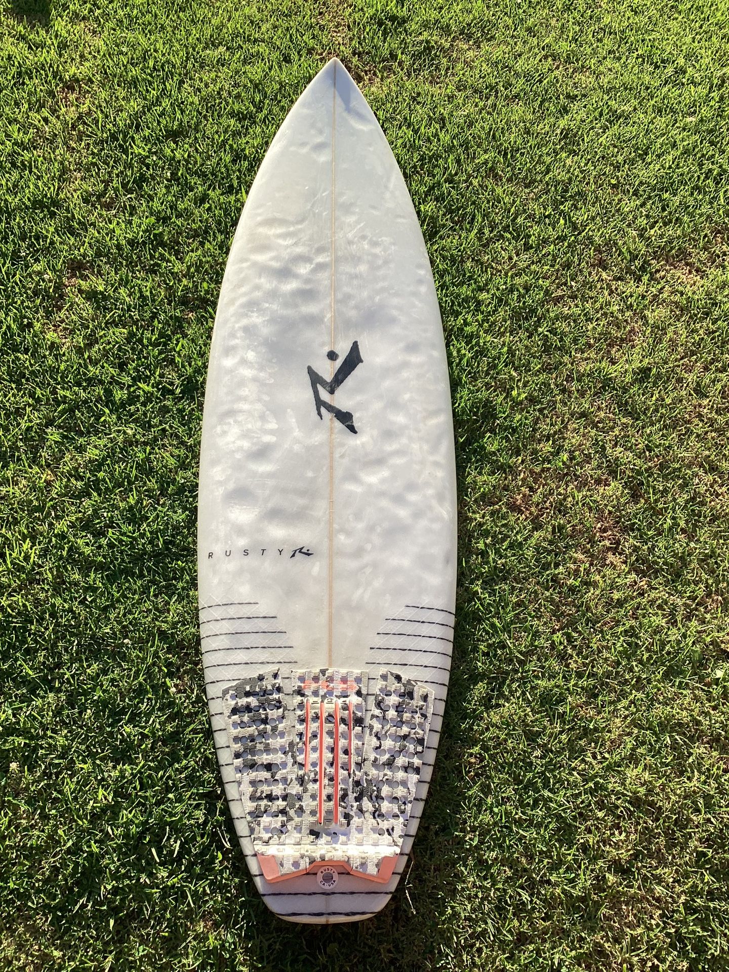 6’1.5” Rusty Surfboard - 6’1 1/2 “X 19 1/8” X 2 1/2” (31.8 L)