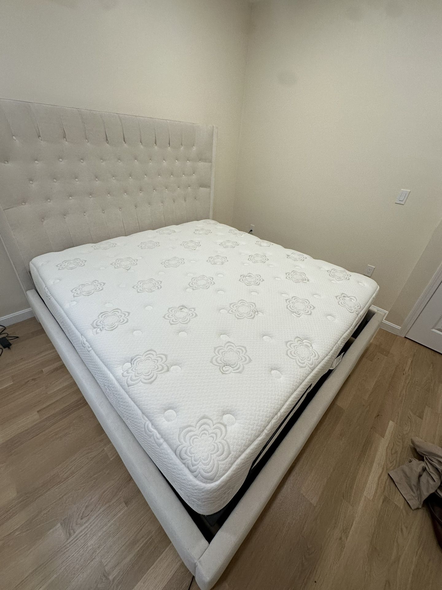 Jordan’s Furniture Luxury King Mattress, Frame, And Adjustable Base