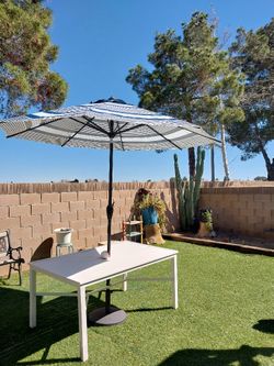 Tables Whit  Umbrella 