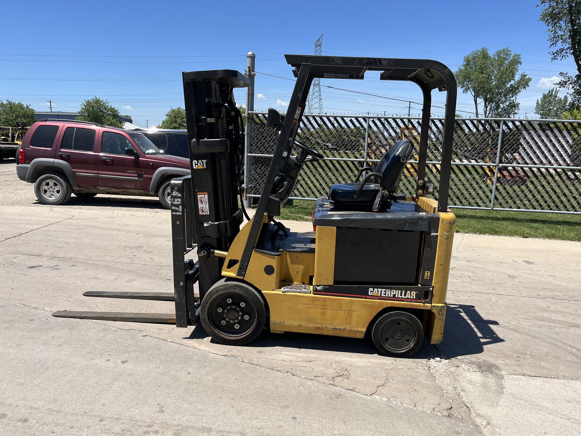 For sale a cat E5000 Forklift. 83/188 F/F tsu mast, sideshift,p/s,36v battery, 6806 drive hours,42 inch forks. It is in good working condition.