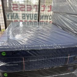 QUEEN SIZE STEARNS & FOSTER RESERVE PILLOW TOP MATTRESS & BOX SPRING BED SET