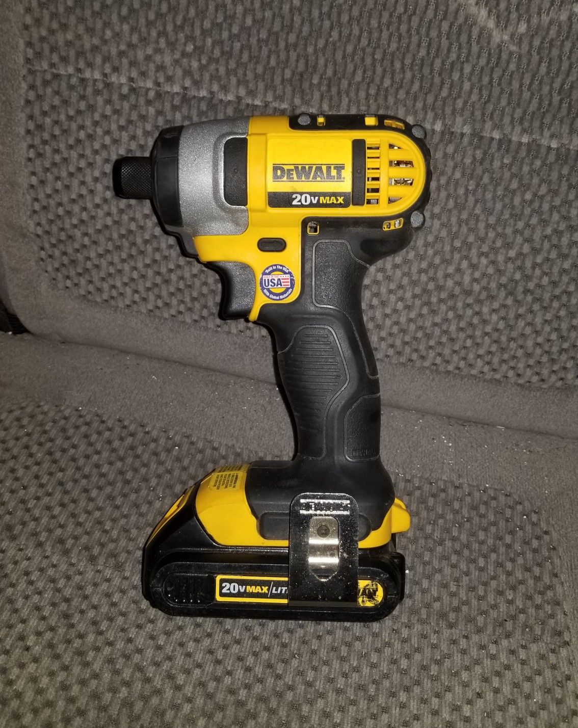 Dewalt Impact driver (¼") with 20v max battery