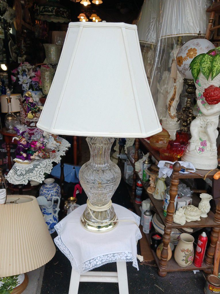 REALLY NICE LOOKING VINTAGE  TABLE LAMP  Works Great  31 INCHES TALL 