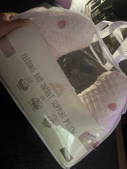 Feeding and infant support pillow