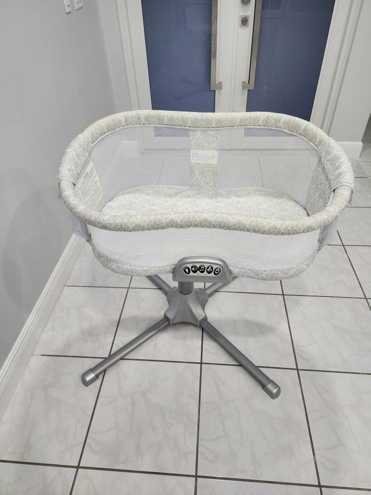 Baby Halo BASSINET Swivel Sleeper with mattress Like NEW